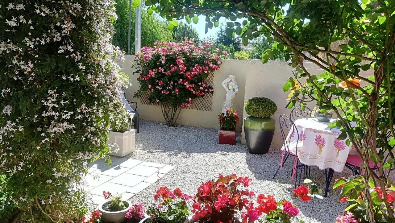 Mas De La Coucourde Bed and Breakfast Paluds de Noves Buitenkant foto